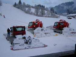 Pistenraupen hinter Landhaus Küchl