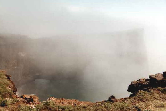Felsvorsprung im Nebel