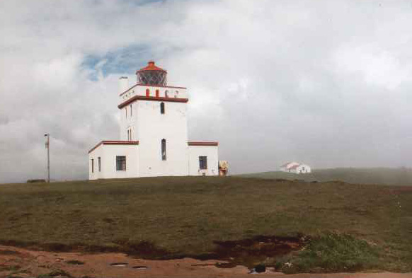 Leuchtturm auf der Klippe Dyrhólaey